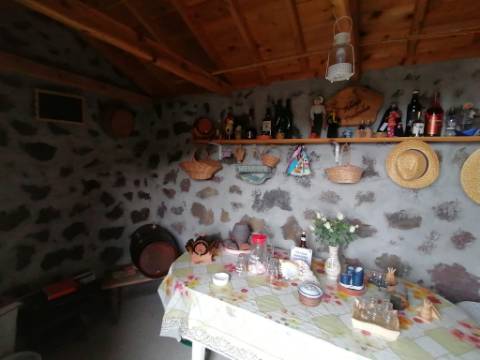 VENDE-SE MORADIA COM ADEGA DE PEDRA NA GINGEIRA EM SÃO MATEUS, MADALENA DO PICO!