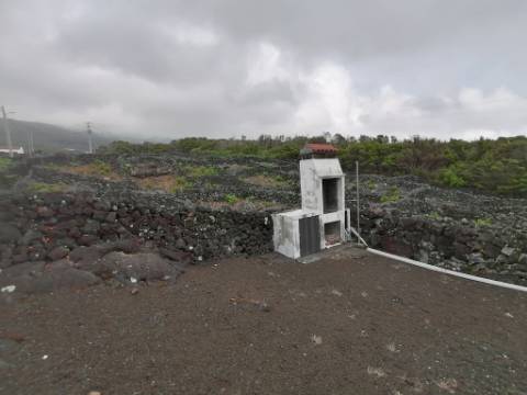 VENDE-SE MORADIA COM ADEGA DE PEDRA NA GINGEIRA EM SÃO MATEUS, MADALENA DO PICO!