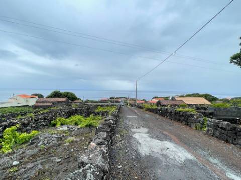 VENDE-SE MORADIA COM ADEGA DE PEDRA NA GINGEIRA EM SÃO MATEUS, MADALENA DO PICO!