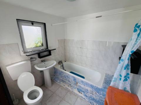 VENDE-SE MORADIA T1+T1 LOCALIZADA NA MADALENA