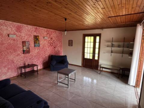 VENDE-SE MORADIA T1+T1 LOCALIZADA NA MADALENA