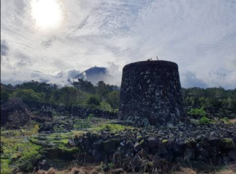 VENDE-SE TERRENO COM MOINHO, EM SANTA LUZIA - SÃO ROQUE DO PICO