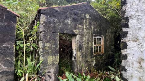 VENDE-SE RUÍNAS EM SÃO JOÃO, LAJES DO PICO