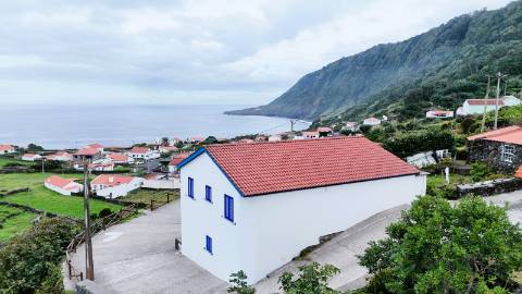VENDE-SE MORADIA T4 NA FAJÃ DO OUVIDOR, ILHA DE SÃO JORGE