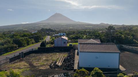 VENDE-SE MORADIA NAS BANDEIRAS, MADALENA DO PICO