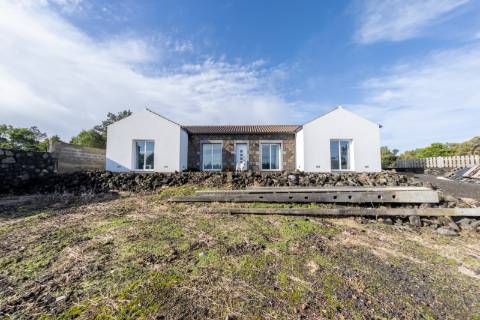 VENDE-SE MORADIA NAS BANDEIRAS, MADALENA DO PICO