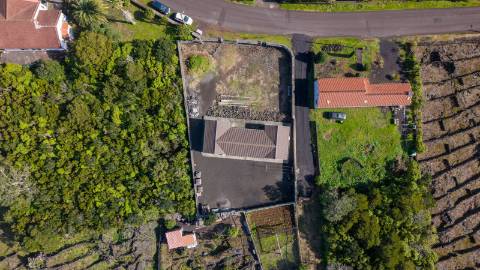 VENDE-SE MORADIA NAS BANDEIRAS, MADALENA DO PICO