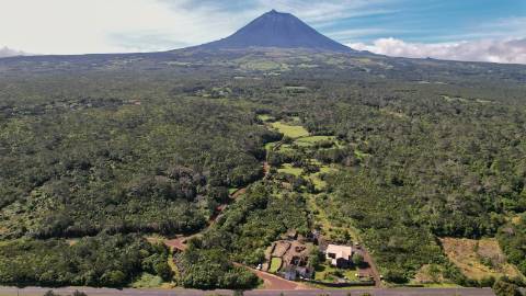 VENDE-SE RUÍNA COM VISTA PANORAMICA EM SANTA LUZIA, SÃO ROQUE DO PICO