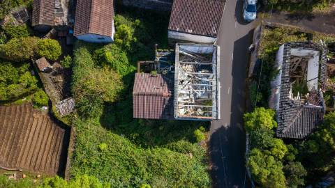 VENDE-SE RUÍNA DE 2 PISOS EM SÃO ROQUE DO PICO