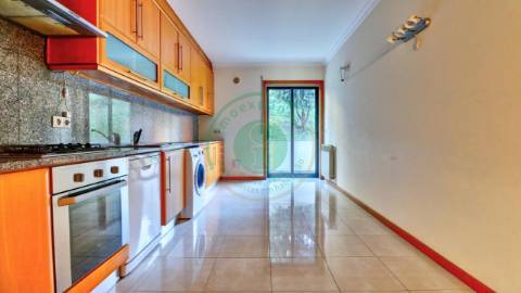 - Vende-se apartamento T3 localizado na Figueira...