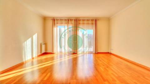 - Vende-se apartamento T3 localizado na Figueira...