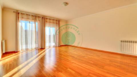 - Vende-se apartamento T3 localizado na Figueira...