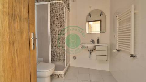 - Vende-se apartamento T3 localizado na Figueira...