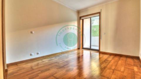 - Vende-se apartamento T3 localizado na Figueira...