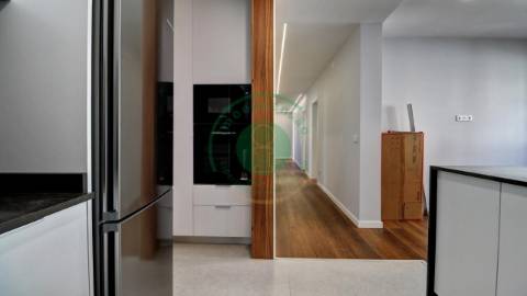 - Vende-se apartamento T3 com kitchenette, em...
