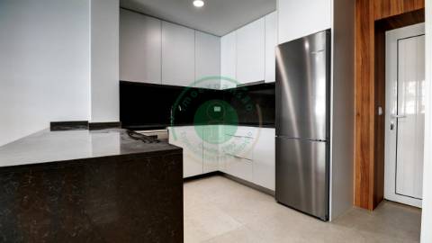 - Vende-se apartamento T3 com kitchenette, em...