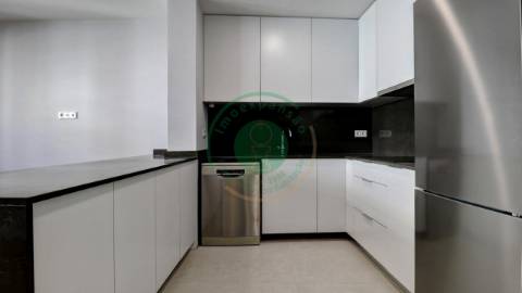 - Vende-se apartamento T3 com kitchenette, em...