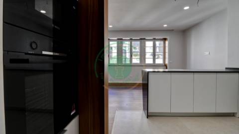 - Vende-se apartamento T3 com kitchenette, em...