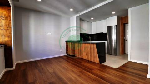 - Vende-se apartamento T3 com kitchenette, em...