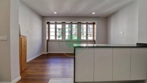 - Vende-se apartamento T3 com kitchenette, em...