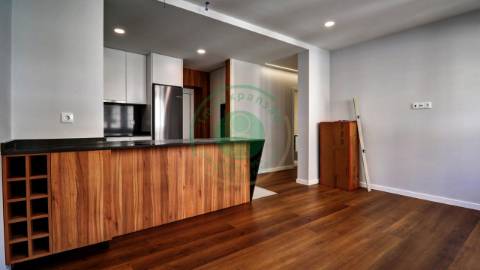 - Vende-se apartamento T3 com kitchenette, em...