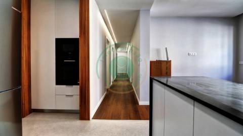 - Vende-se apartamento T3 com kitchenette, em...