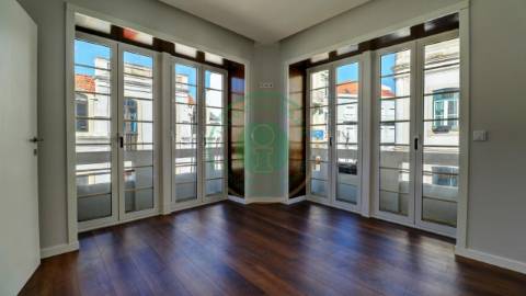 - Vende-se apartamento T3 com kitchenette, em...