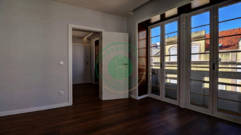 - Vende-se apartamento T3 com kitchenette, em...
