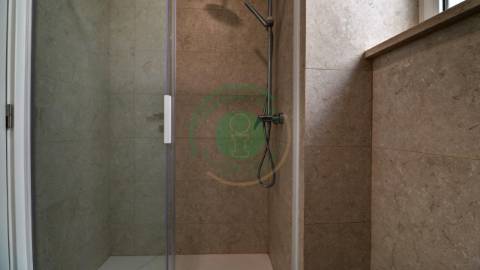 - Vende-se apartamento T3 com kitchenette, em...