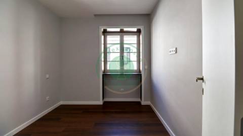- Vende-se apartamento T3 com kitchenette, em...