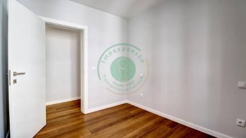 - Vende-se apartamento T3 com kitchenette, em...