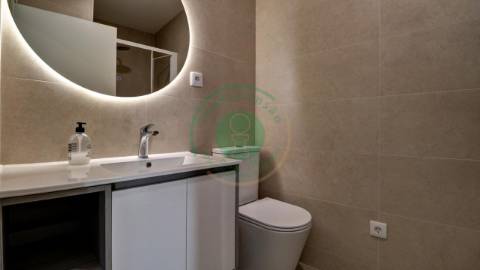 - Vende-se apartamento T3 com kitchenette, em...
