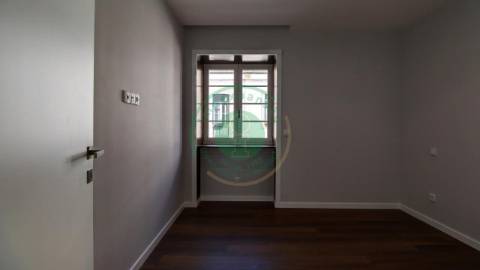 - Vende-se apartamento T3 com kitchenette, em...