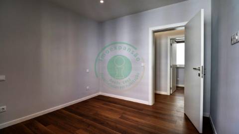 - Vende-se apartamento T3 com kitchenette, em...