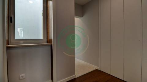- Vende-se apartamento T3 com kitchenette, em...
