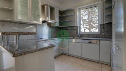 - Vende-se moradia T4 com piscina, localizada na...