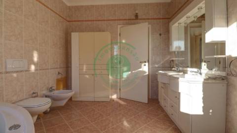 - Vende-se moradia T4 com piscina, localizada na...