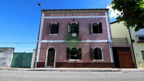 - Vende-se moradia T5 com zona exterior, terraço...
