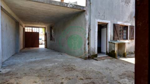 - Vende-se moradia T5 com zona exterior, terraço...