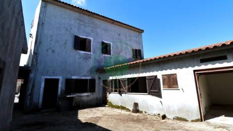 - Vende-se moradia T5 com zona exterior, terraço...