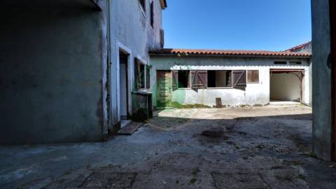 - Vende-se moradia T5 com zona exterior, terraço...