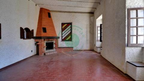 - Vende-se moradia T5 com zona exterior, terraço...