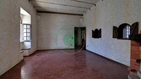 - Vende-se moradia T5 com zona exterior, terraço...