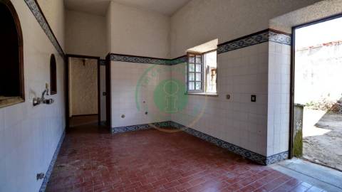 - Vende-se moradia T5 com zona exterior, terraço...