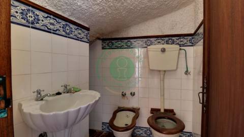 - Vende-se moradia T5 com zona exterior, terraço...