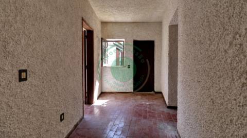 - Vende-se moradia T5 com zona exterior, terraço...