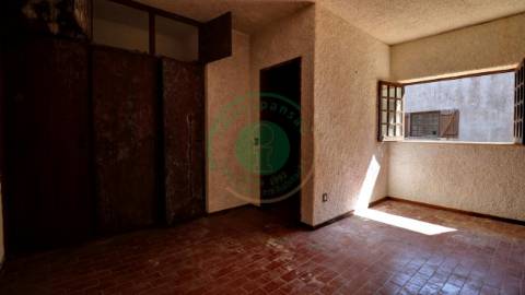 - Vende-se moradia T5 com zona exterior, terraço...