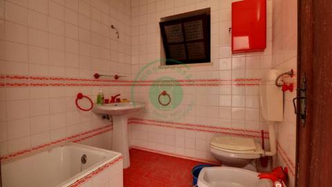 - Vende-se moradia T5 com zona exterior, terraço...