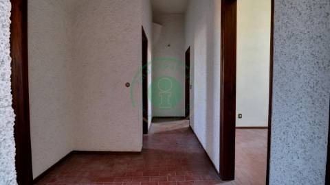 - Vende-se moradia T5 com zona exterior, terraço...