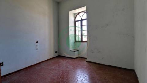 - Vende-se moradia T5 com zona exterior, terraço...